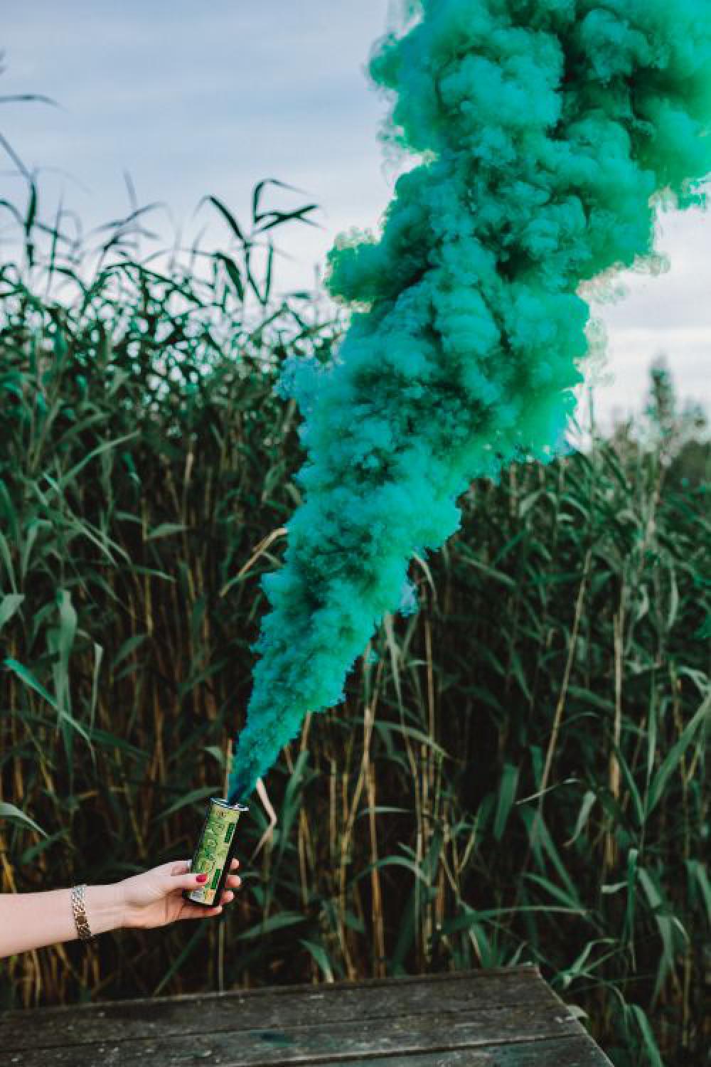 Green smoke bomb Green smoke bomb