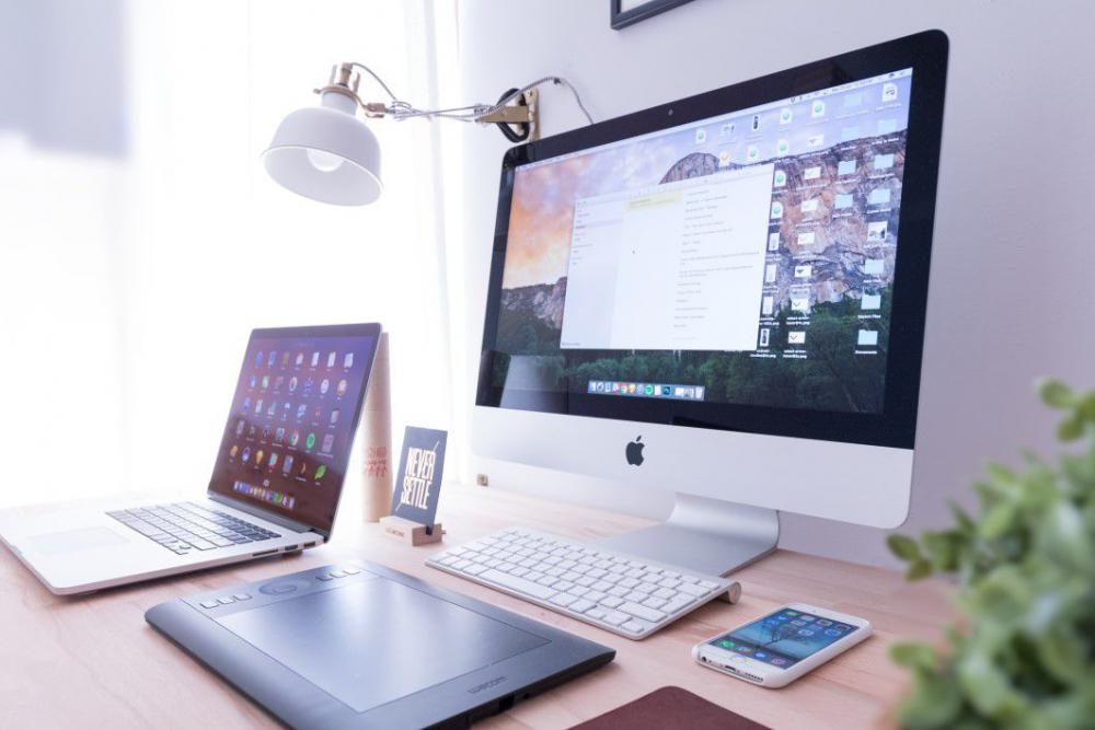 MacBook Desk Minimal Free Photo MacBook Desk Minimal Free Photo
