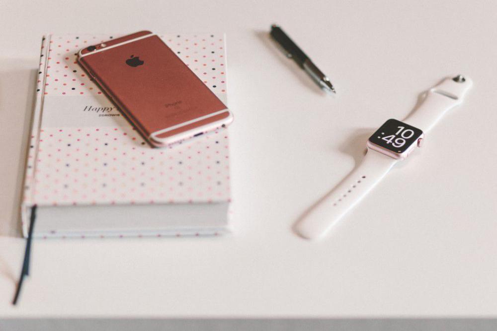 White Apple Watch and iPhone Free Photo White Apple Watch and iPhone Free Photo