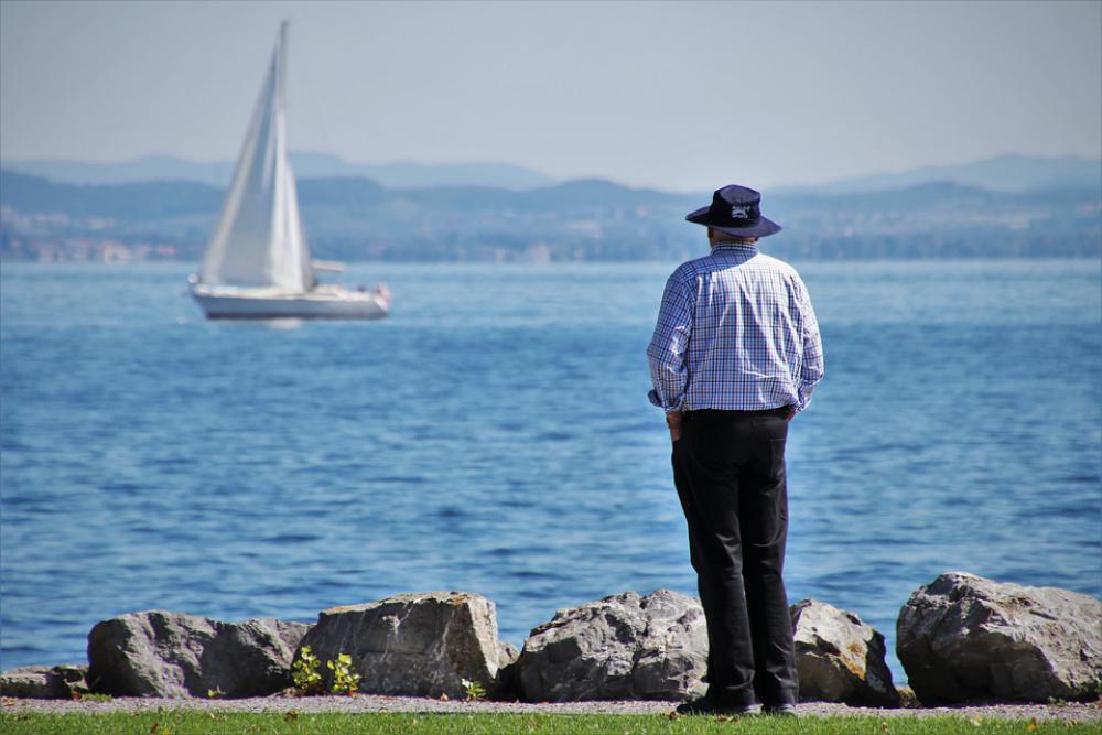 Lake Sailboat Senior Sailing It Looks Beach Lake Sailboat Senior Sailing It Looks Beach