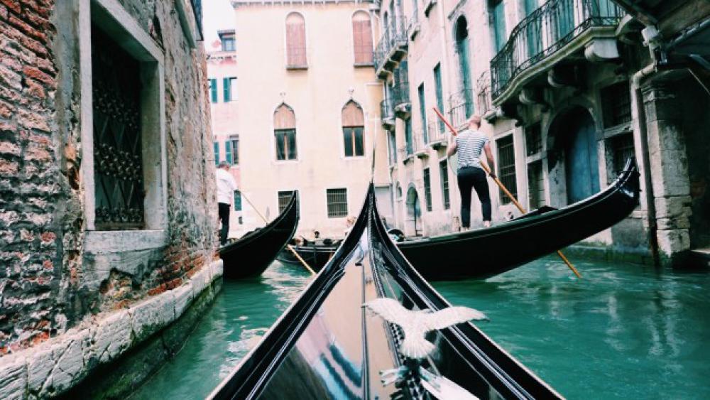 unreconize people on boats unreconize people on boats