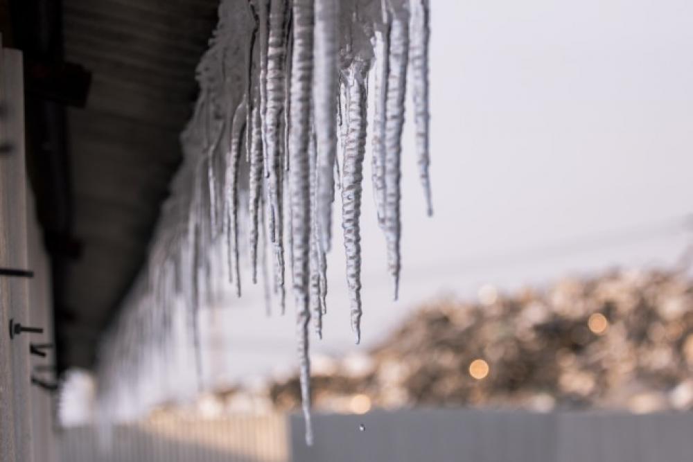 Frozen water drop, this frozen water drop photo was taken at Naju city, South Korea. in winter temperature is gone minus. Frozen water drop, this frozen water drop photo was taken at Naju city, South Korea. in winter temperature is gone minus.