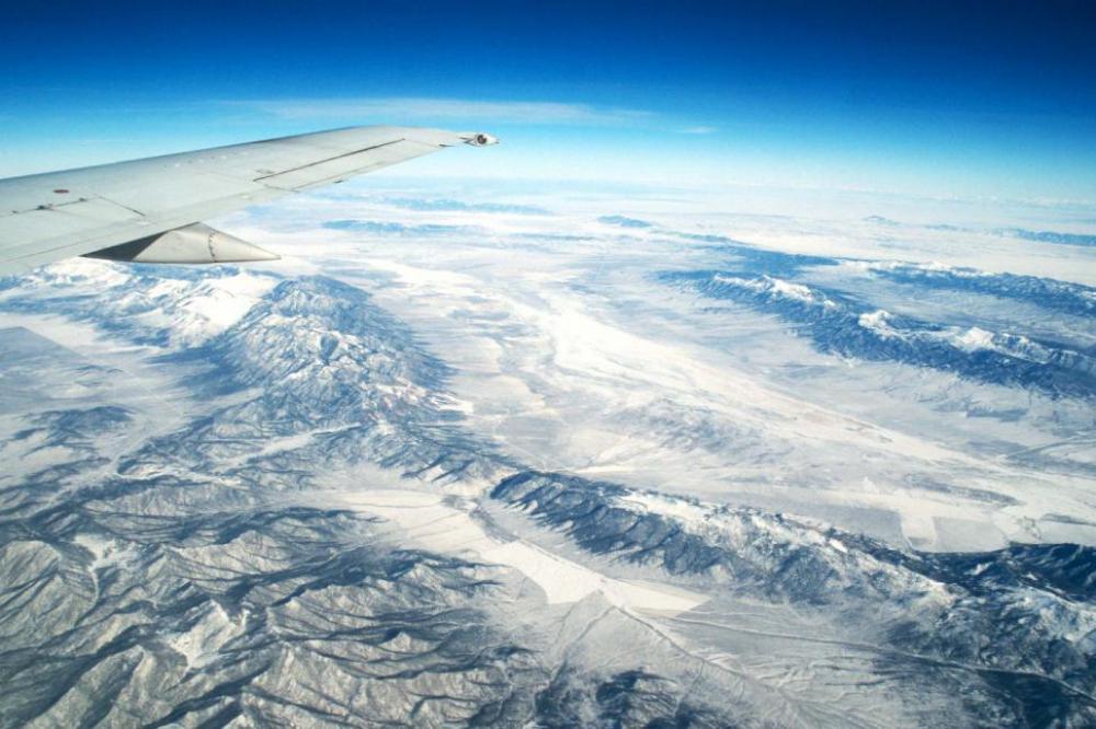 Mountains and airplanes Mountains and airplanes