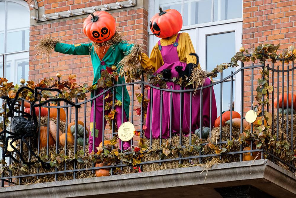 Pumpkin Scarecrow Couple on the Balcony Halloween Decoration Pumpkin Scarecrow Couple on the Balcony Halloween Decoration