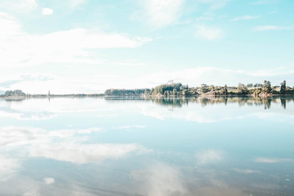Lake Mirror Effect Photo Lake Mirror Effect Photo