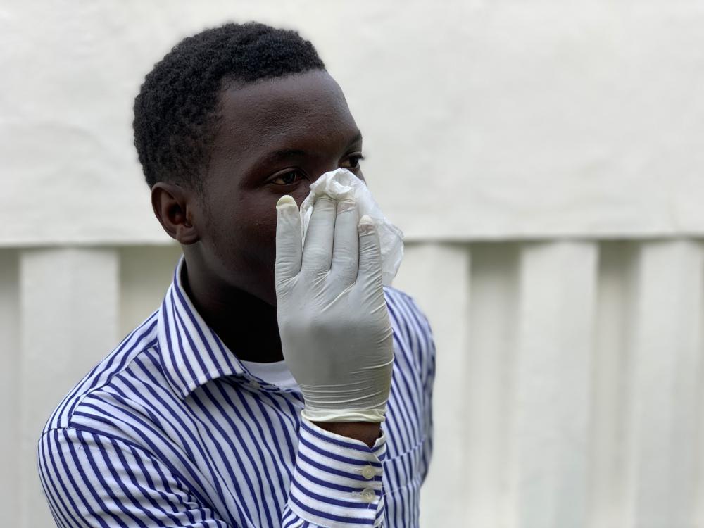 people, man, glove, use of paper, measure of hygiene, protection, blow your nose, health, pandemic, covid19, COVID-19, coronavirus, gestural people, man, glove, use of paper, measure of hygiene, protection, blow your nose, health, pandemic, covid19, COVID-19, coronavirus, gestural
