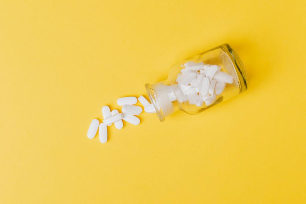White pills in yellow bottle White pills in yellow bottle