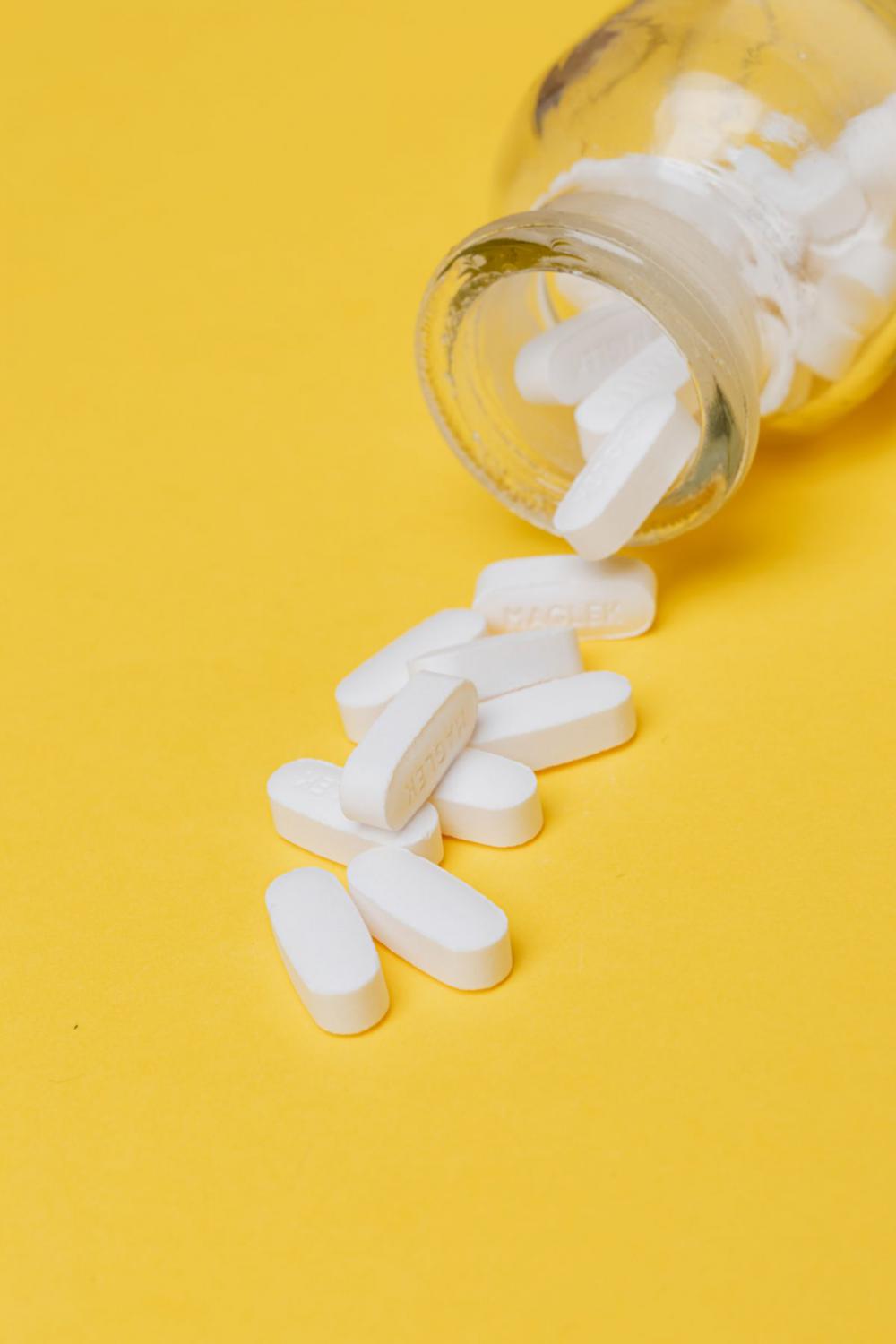 White pills in yellow bottle White pills in yellow bottle
