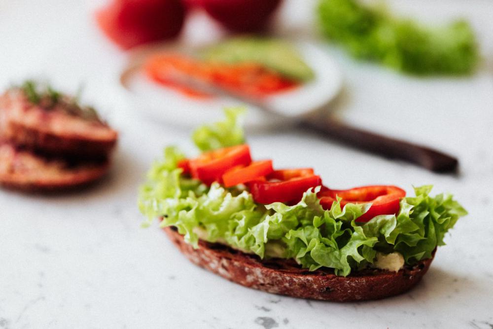 Breakfast sandwich with hummus - lettuce - sweet pepper - cucumber Breakfast sandwich with hummus - lettuce - sweet pepper - cucumber