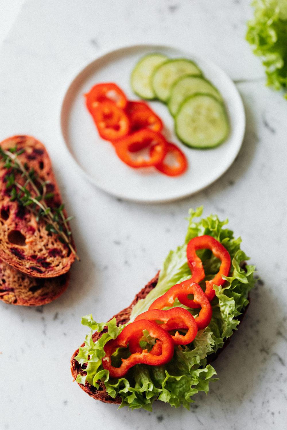 Breakfast sandwich with hummus - lettuce - sweet pepper - cucumber Breakfast sandwich with hummus - lettuce - sweet pepper - cucumber