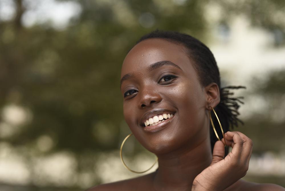 people, woman, pretty girl, nice, beautiful, look, model, mannequin, fashion, look, model, mannequin, ebony, black skin, facial expression, earrings, gestural, jewelry, smile, happiness, joy people, woman, pretty girl, nice, beautiful, look, model, mannequin, fashion, look, model, mannequin, ebony, black skin, facial expression, earrings, gestural, jewelry, smile, happiness, joy
