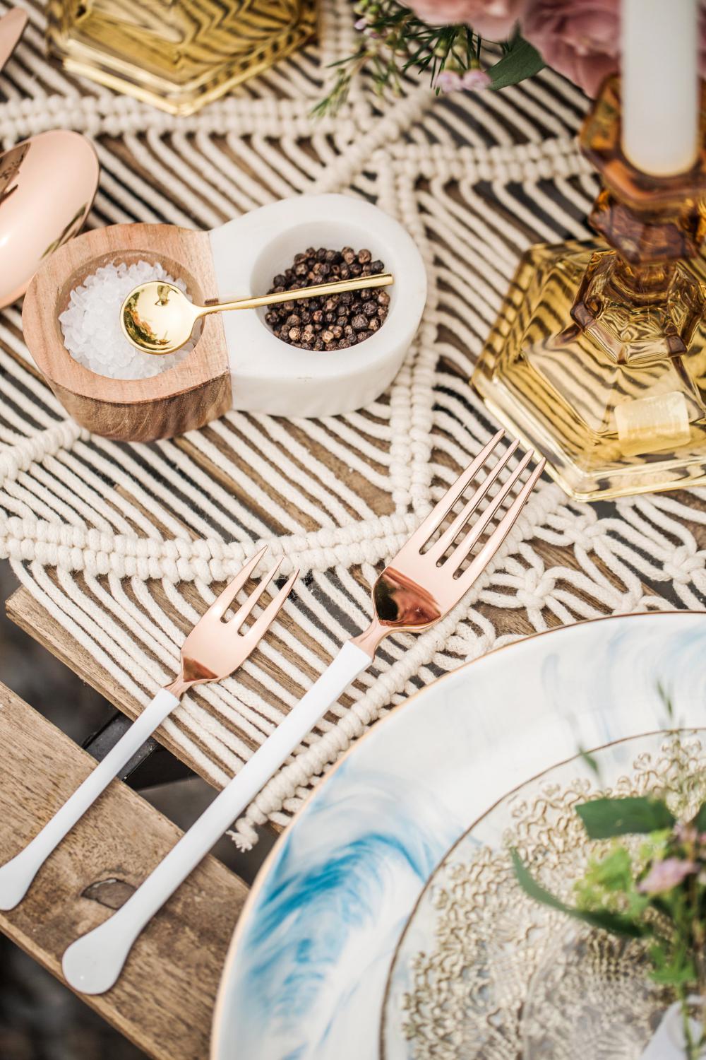 Modern Tableware Design In Outdoor Setting Photo Modern Tableware Design In Outdoor Setting Photo