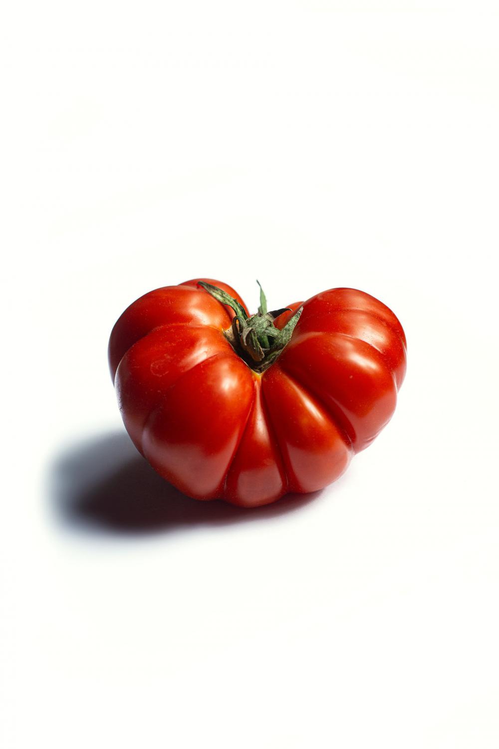 Single Ripe Heirloom Tomato Photo Single Ripe Heirloom Tomato Photo