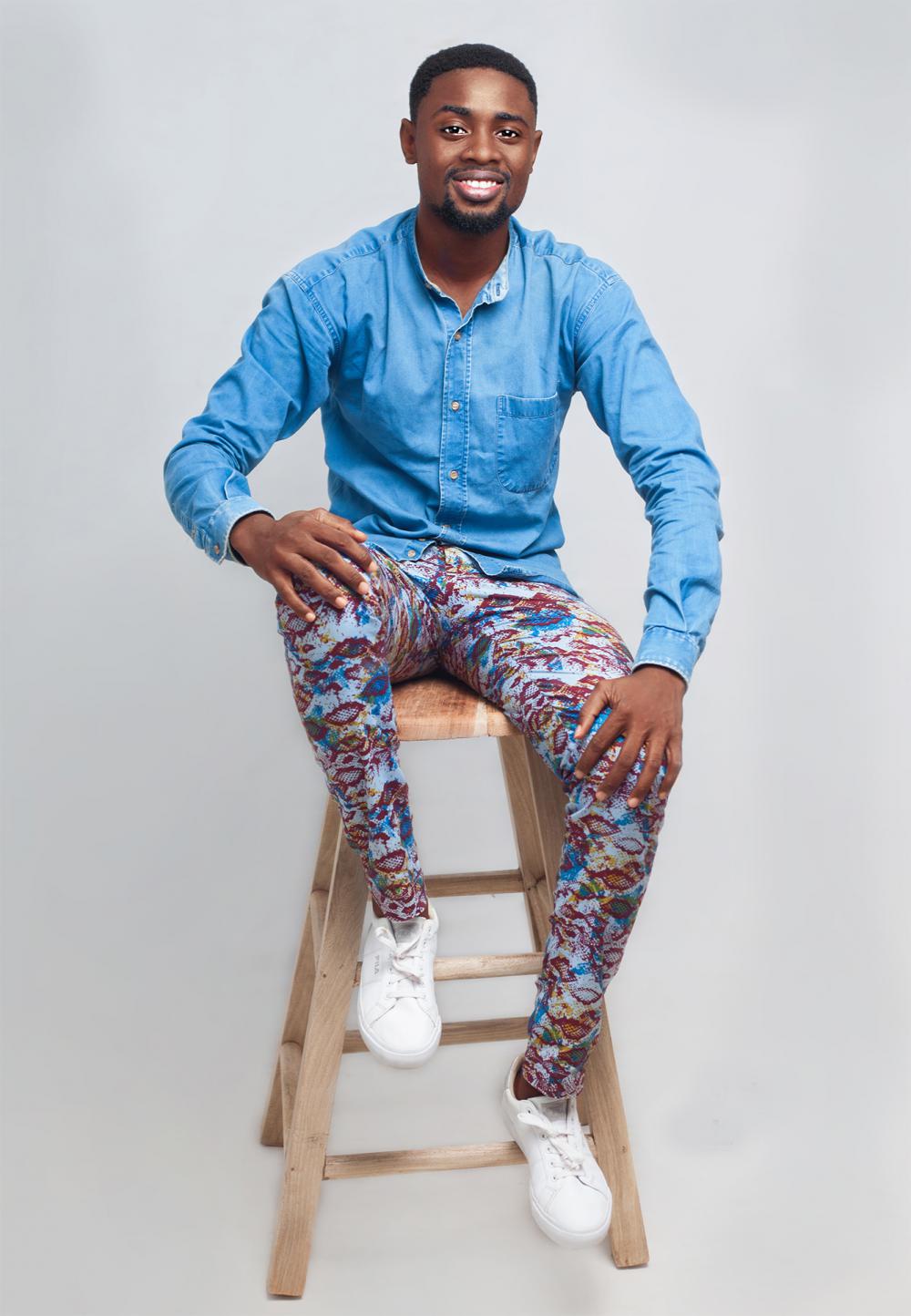 JEUNE HOMME AFRICAIN NOIR ASSIS WAX JEANS TABOURET JEUNE HOMME AFRICAIN NOIR ASSIS WAX JEANS TABOURET