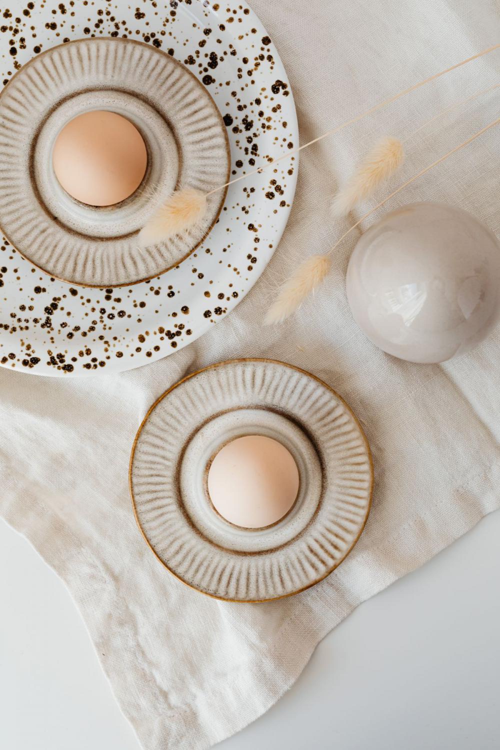 Beige Easter table setting - quail eggs - neutral colors - natural eggs Beige Easter table setting - quail eggs - neutral colors - natural eggs