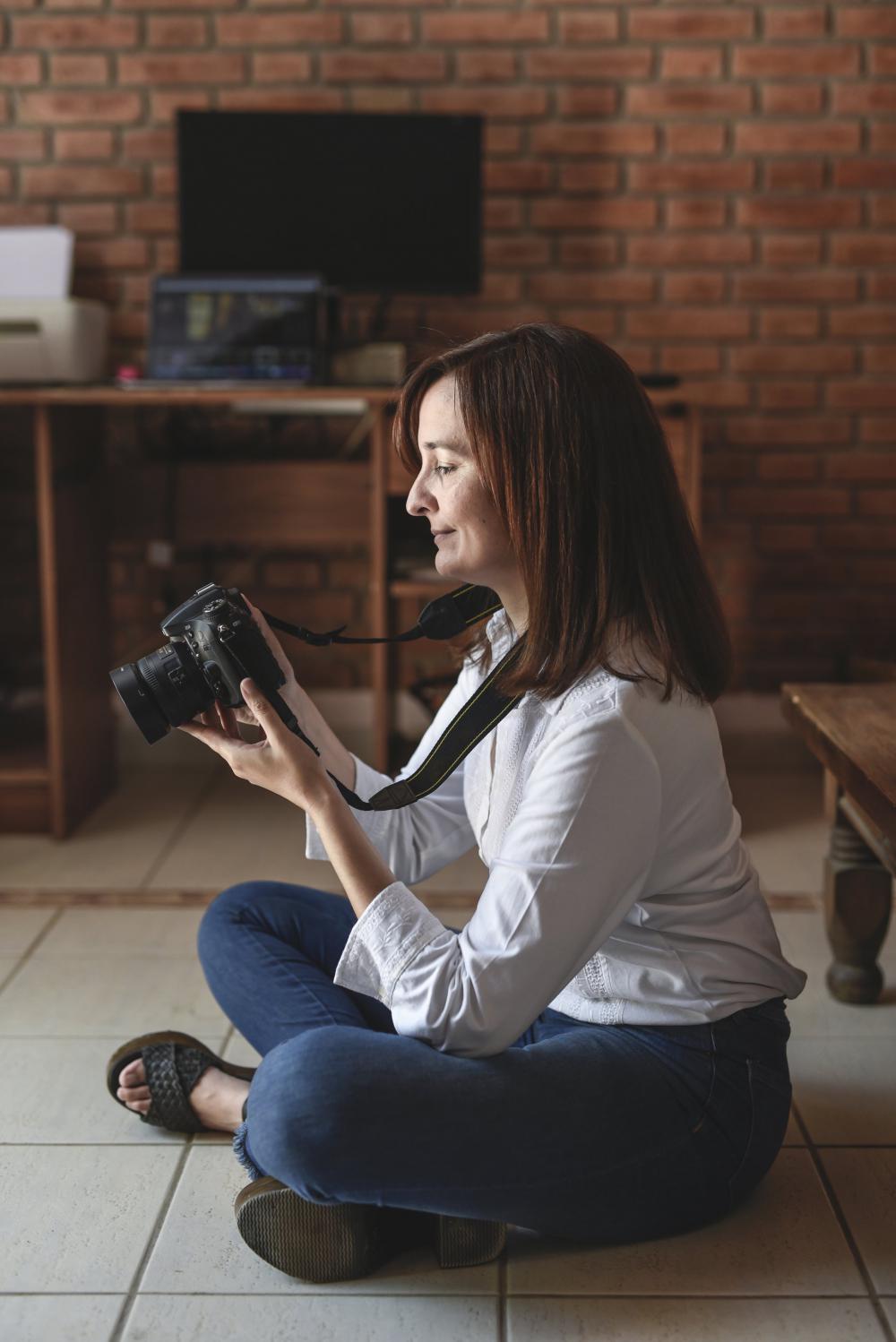 Person Sits On The Floor And Looks At The Back Of There Camera Photo Person Sits On The Floor And Looks At The Back Of There Camera Photo