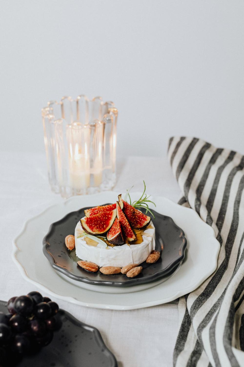 Camembert with figs - almonds - maple syrup Camembert with figs - almonds - maple syrup