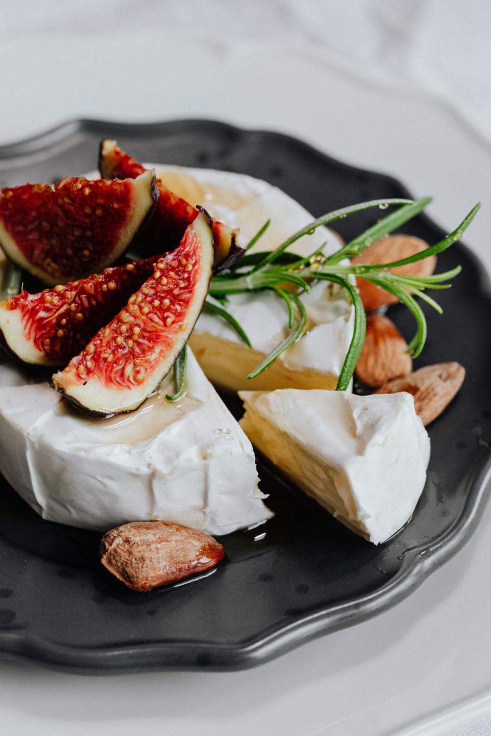 Camembert with figs - almonds - maple syrup Camembert with figs - almonds - maple syrup