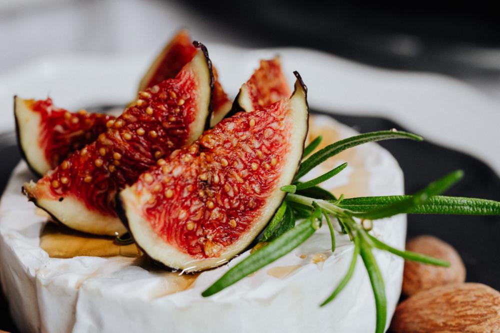 Camembert with figs - almonds - maple syrup Camembert with figs - almonds - maple syrup