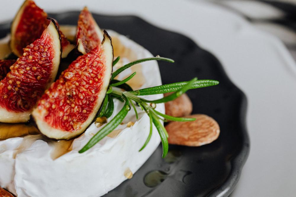Camembert with figs - almonds - maple syrup Camembert with figs - almonds - maple syrup