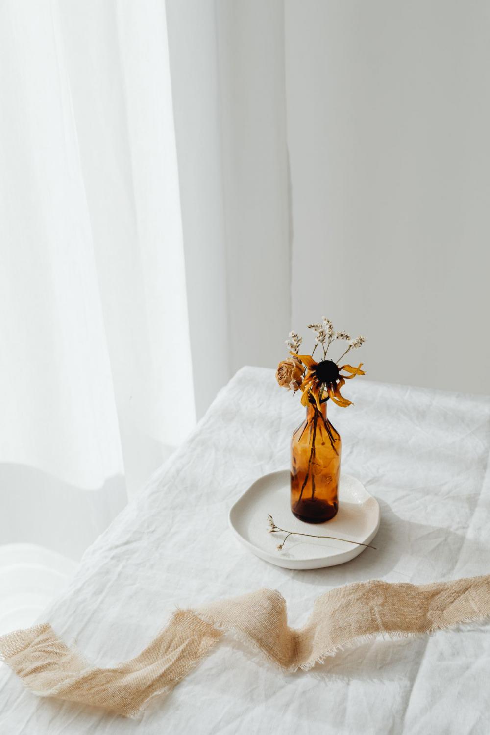 Dried flowers and small vases Dried flowers and small vases