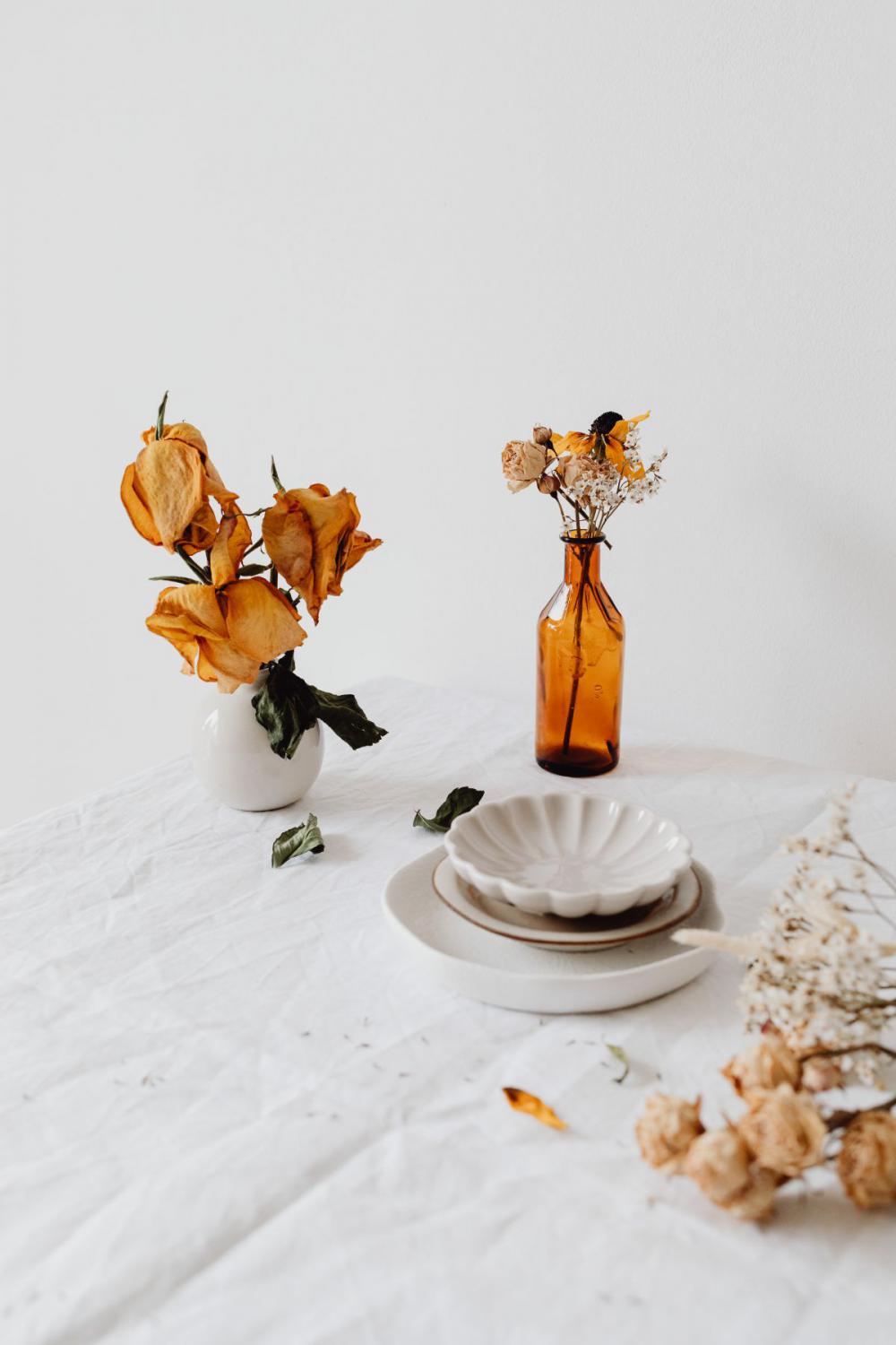 Dried flowers and small vases Dried flowers and small vases