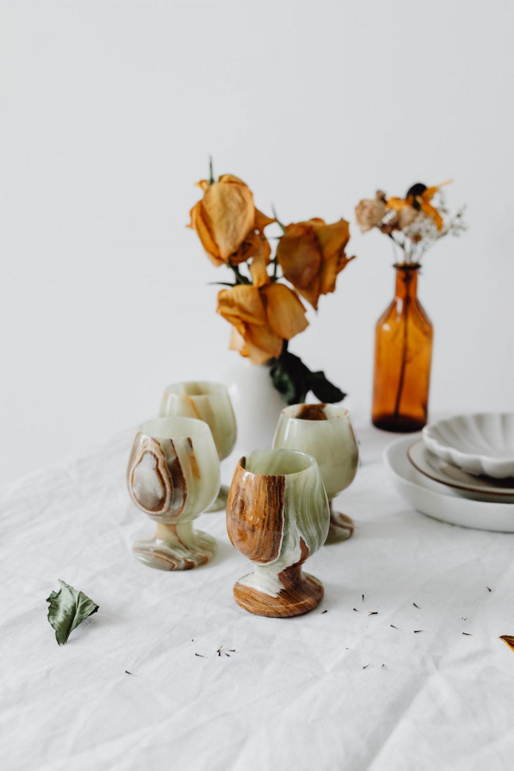 Dried flowers and small vases Dried flowers and small vases