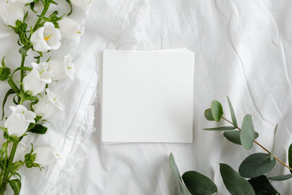 Mockup photo - white bedding - flowers - blank sheet - square Mockup photo - white bedding - flowers - blank sheet - square