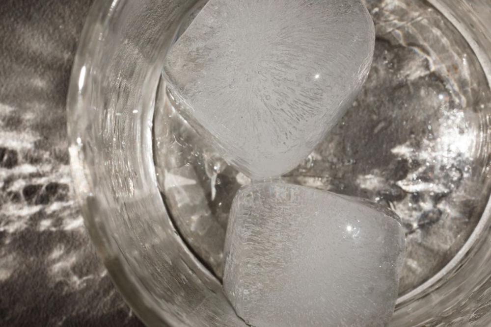 Cold and refreshing detox water - ice cubes Cold and refreshing detox water - ice cubes