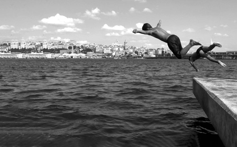 Two People Diving Into The Water Photo Two People Diving Into The Water Photo
