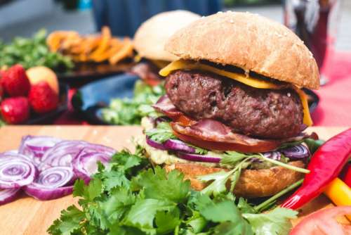 Burger with cheddar, bacon and guacamole