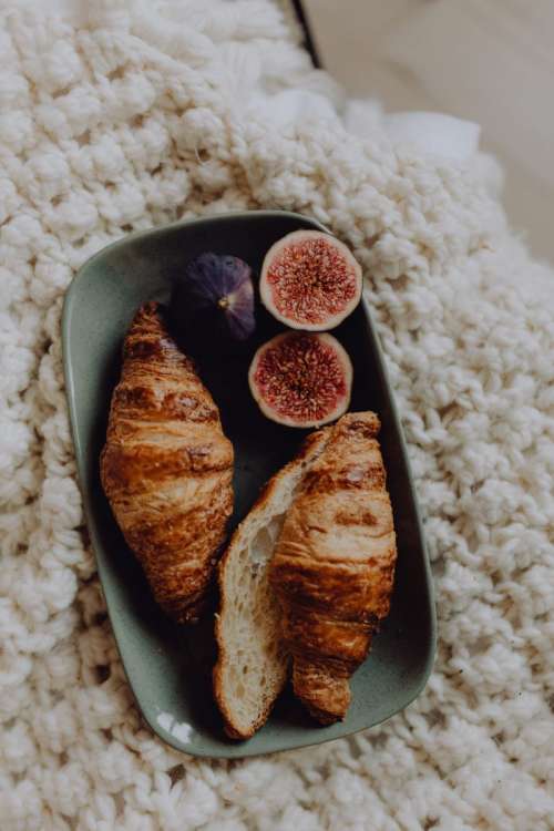 Croissants and figs snack