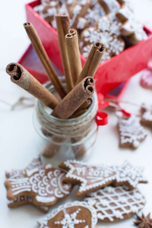Dried cinnamon with a bunch of Christmas gingerbreads