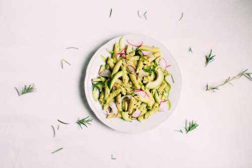 Penne with pesto, avocado and radishes