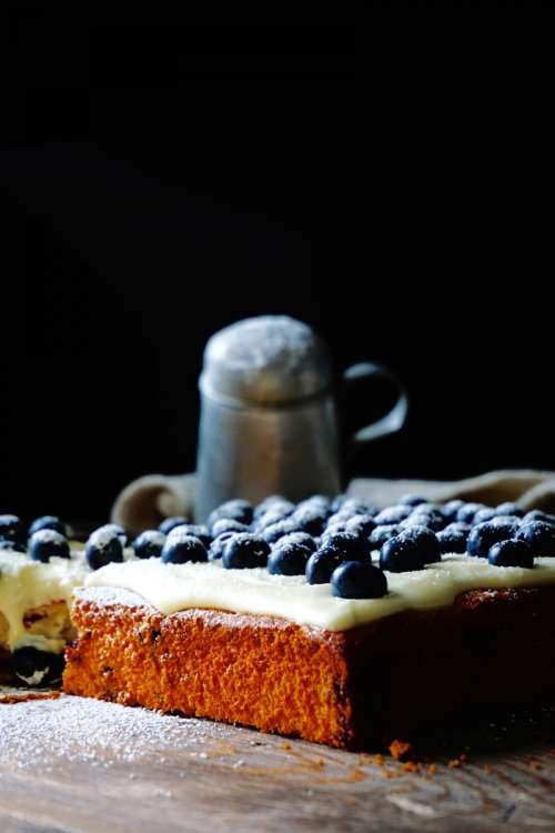 Granola blueberry cake