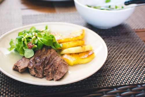 Roastbeef with grilled pineapple and greens