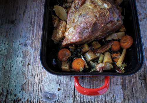 Roasting meat with root vegetables