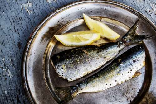 Grilled headless sardines with lemon