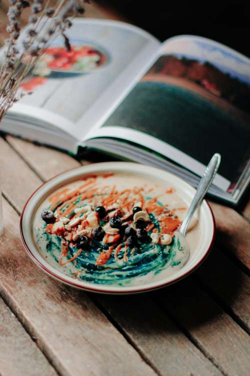 Spirulina oats cream with blueberries and nuts
