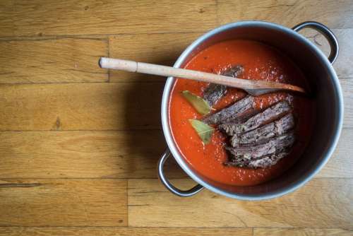 Tender beef with tomato sauce