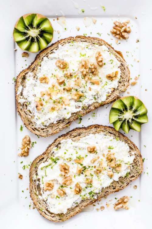 Toasted bread with soft cheese, walnuts and honey