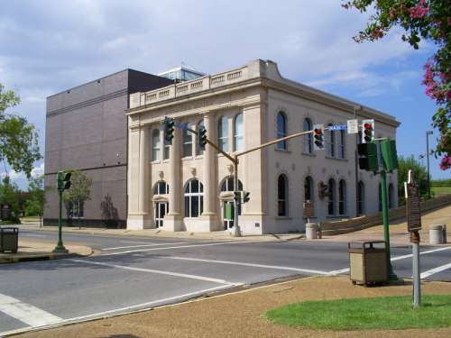 Historic former Rapides Bank and Trust Company building in Alexandria Louisiana free photo