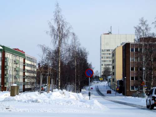 Meripuistokatu street with the Kemi City Hall in the background in Finland free photo