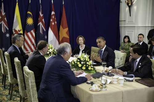 President Barack Obama meets Lee Hsien Loong at ASEAN Summit 2012  free photo