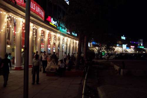 Shops along the innermost Connaught Circle in Delhi, India free photo