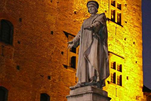 Statue of Francesco Datini in front of the Palazzo Pretorio in Prato, Italy free photo