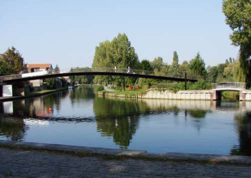 The Samarobriva footbridge towards the Saint-Pierre Park in Amiens, France free photo