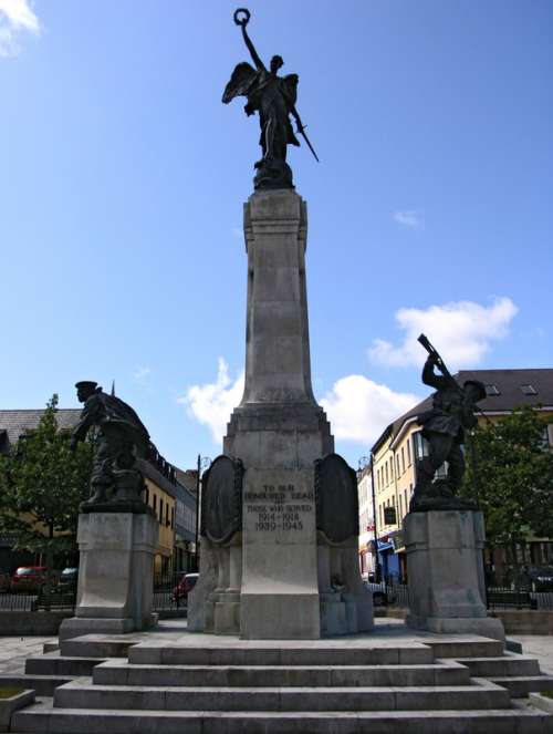 The war memorial in The Diamond, erected 1927 in Derry, Ireland free photo