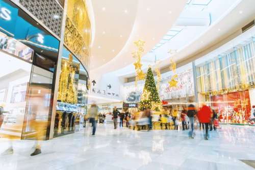 People in the shopping center of the Christmas atmosphere