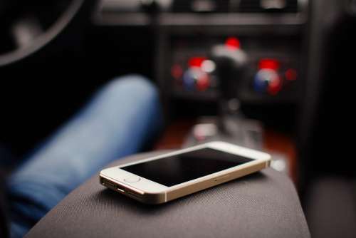 iPhone 5S Gold in Car